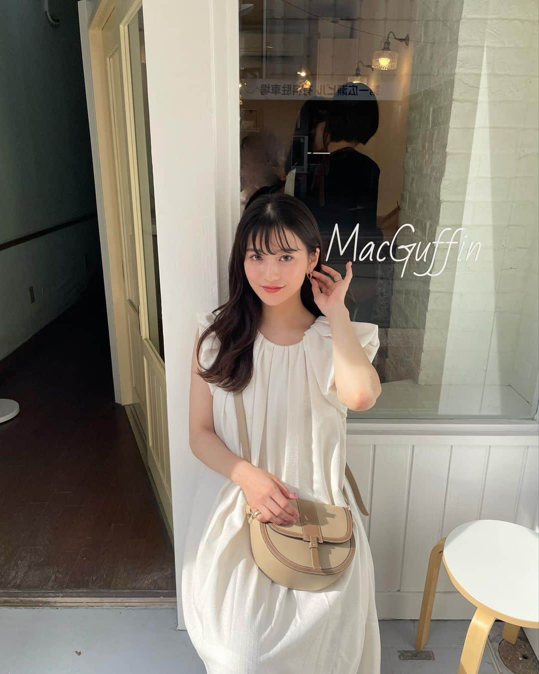 かなこのインスタグラム：「たくさん質問もらってたコーデ🤍✨ ワンピースはボリュームある生地でふわっと動きもでて可愛い🐑 バッグは馴染みのいいバイカラーで意外と荷物入る✌🏾  ワンピース @acka_official  バッグ @paris64world   #コーデ#旅行コーデ#acka#ワンピース#paris64world」