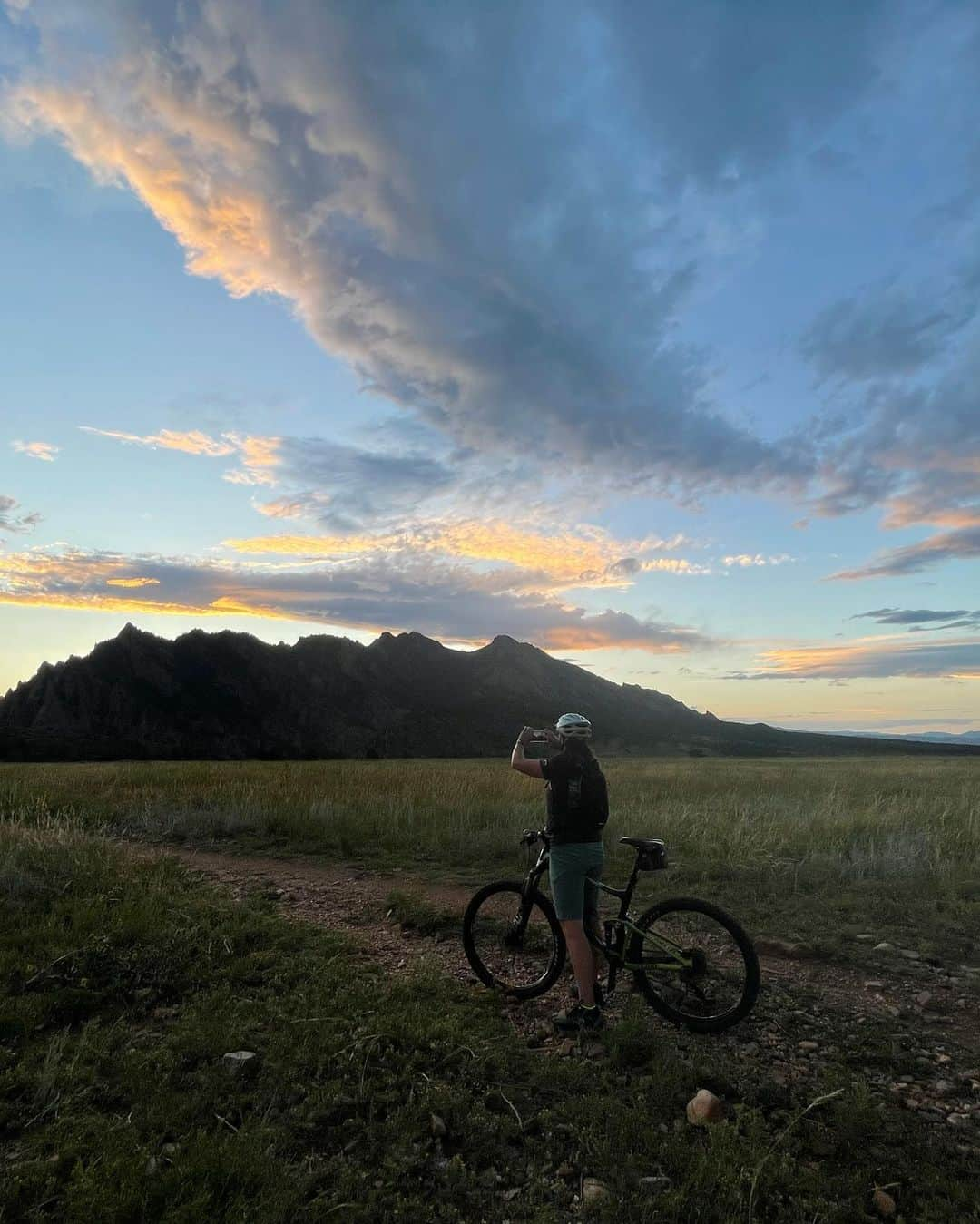 チェルシー・ルーズさんのインスタグラム写真 - (チェルシー・ルーズInstagram)「Honestly, this life is so sweet.   Recently, on my morning hikes with my pups, I find tears in my eyes. The tears are simply from having my eyes open - like really open - feeling my resiliency, strength, the beauty of the world and of my relationships. I’m not sad, or upset, or lost. I am simply just grateful, even when life feels chaotic ;)  The tears this morning came after sitting next to a unique tree and peering out at a distant, yet significant hill. This hill holds a lot of memories for me - happy ones, sad ones, painful ones, and even confusing ones. For the first time, I said aloud, without even thinking about what was coming out of my mouth “thank you, and I do not need you anymore”   These words likely mean nothing to you. But wow - they flowed gracefully out of my mouth with so much force and meaning - and I finally felt free, while remaining appreciative of all those memories, and their significance in helping me get to where I am right now.   To me, in that moment, I felt resilient, expansive and full of love. The last 1.8 years have been ever so transformative and it just shows me that when things burn to the ground, they absolutely do have the potential to grow back even more beautiful and strong. 🧡💛❤️  These photos are of an exciting Mtn bike ride with the one and only @jessdauchy」8月2日 23時25分 - chelseanicholerude