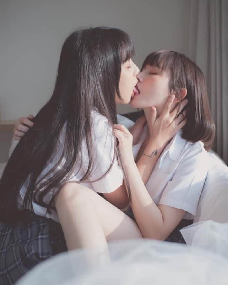 EM Photographyのインスタグラム：「讓那 彩虹長橋無限伸展 飛象日日雲上表演 魔幻現實尋到相交點  In my memory  #撮影 #ファインダー越しの私の世界 #写真好きな人と繋がりたい #写真撮ってる人と繋がりたい #ポートレート #モデル #인물사진 #개인화보 #개인촬영 #nikonportrait #portraits_ig #portrait_shots #hkphotographer #hongkongphotographer #taiwangirl #taiwanmodel #yurilove #yurilovers #yurianime」