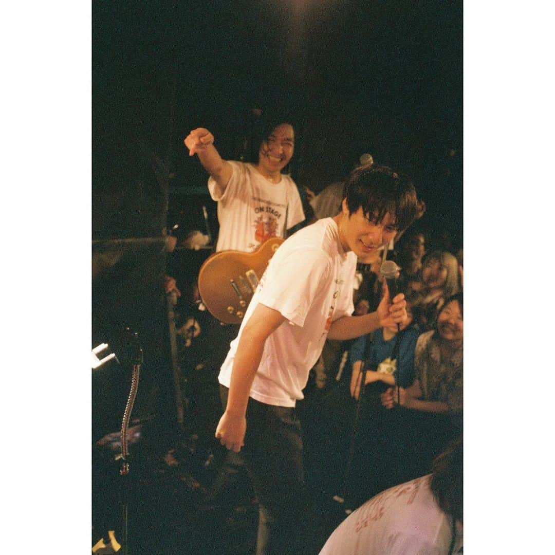 THE BAWDIESさんのインスタグラム写真 - (THE BAWDIESInstagram)「同じ和光学園出身であるOKAMOTO'Sとの対バンツアー『ON STAGE』が裏ファイナルの新宿Red Cloth公演にて全公演が終了となりましたー！…楽しすぎて、もう寂しくて。。 まだまだ一緒にやりたい！またすぐやりたい！…ちょっとー！他のバンドと対バンしないでね！…ヤキモチやいちゃいそうだから。。ってくらい、余韻がすんごいです。 参加してくれた皆はわかってくれるよね？  皆、ありがとう！！  #bawdies #thebawdies #okamotos #オカモトズ #修学旅行 #onstage #紅布 #redcloth #和光学園」8月2日 23時29分 - thebawdies