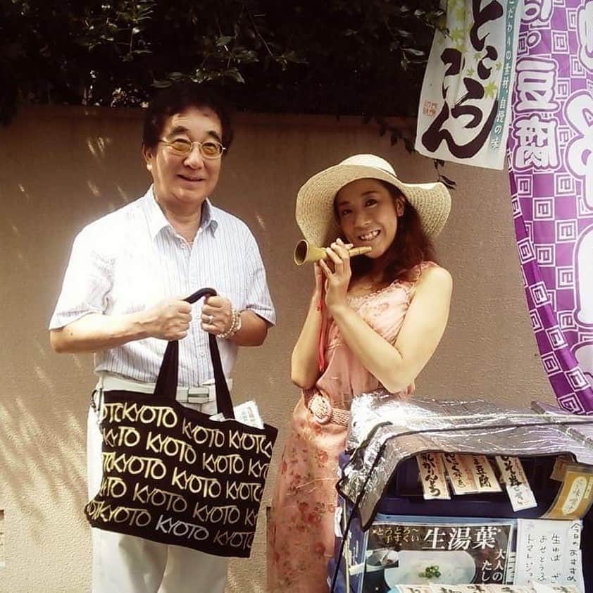 萩原佐代子さんのインスタグラム写真 - (萩原佐代子Instagram)「"大村崑さんと私の出逢いはいつもリアカーを引いているとき👣"  まだ20代で、リアカーを引いていた頃  東京のど真ん中で  日焼けなんか気にせず 色っぽい女性にすごく憧れていた時期でした  おとうふを買ってくださいながら  "あきちゃんね、愛と恋は違うよ いいひとをみつけなさい"  そんなふうに言ってくださって  私の当時の恋愛の悩みを聞いてくださったり 奥さまとのことを色々教えてくださいました  ▫️  30代になって、自分の殻を破りたくて リアカーを引きながら 人前で話すということに挑戦していたころ  "がんばってるか？"  といつも気にかけてくださり  "あきちゃんの講演に足立マネージャーとこっそり 観に行って驚かせたいと思ってるんだけどなぁ,  なんて、 夢みたいなことをおっしゃってくださったり😌  本を出版させて頂いたとき  本当は崑さんにも 帯を書いてもらいたかったりしてたんですけど  とポソっていうと  "あきちゃんね、なんでも言ってみなきゃダメよ ダメでもともと なんでも言ってみるの！ この世界は特にそう"  と教えてくださった足立マネージャー  ▫️  時は経ち、今年の冬 舞台が決まり綿谷プロデューサーが とんでもない（と思っていた）ことを言ってきた  "あこちゃん、崑さんにあこちゃんの 舞台に出ていただけないかお尋ねしてみない？"  ダメでもともと ダメでもともと、、  ゆうもあ大賞受賞式パーティーで 台本を握りしめて  お忙しそうな中  脚本演出家篠原先生とすんごい素敵な女優さんと 鈴木寿永吉さんとケイスケさんに見守れながら  心臓が飛び出そうになりながら がんばってお伝えすると  後日、  "あきちゃんの為なら♡"  ととっても優しい声で 足立マネージャーから言ってくれたんだ😭  それでー😭💓  10月2日とうふの日の千秋楽だけ 出演してくださることになったのです✨✨  あきちゃん、どうして大村に出てほしいの？  って足立マネージャーに最後の確認の質問  お年寄りも、若者も、みんなを元気にしたいから！  元気ハツラツの崑さんの エネルギーに会ってほしいんです💛☺️  そんなやりとりと篠原先生の機転の利いた 天才的発想💡のおかげで  千秋楽は、なんと！ 崑さんのトークも舞台のあとに 少しお聞かせできることになりました😭  なので、10月2日とうふの日千秋楽 都合がつけられる方は ぜひ✨ぜひ✨91才元気ハツラツな大好きな崑さんに会いにいらしてください☺️🍀  心より心よりお待ちしております❤️  イベントページ https://fb.me/e/4BcGMyPNf  クラウドファンディングも本当に切実に応援📣 どうぞよろしくお願いします 助けてーー😭 https://camp-fire.jp/projects/view/683922  出演 芳本美代子（80年代アイドル：みっちょん） 鈴木寿永吉（元・ハンダース） @suzukisuekichi73  ブッチー武者（オレたちひょうきん族の懺悔の神様） @zange_god  大村崑（ライザップ/元気ハツラツオロナミンC） @kon_omura  伴大介（人造人間キカイダー／イナズマン／忍者キャプター） ケイスケ（桑田佳祐さん公認モノマネ芸人） @monomane_keisuke_kuwata  筒井巧（世界忍者戦ジライヤ） 萩原佐代子（ウルトラマン80／科学戦隊ダイナマン） @hagiwarasayoko  寿三美（吉幾三さんの娘さん） 荻原紀（トリプルファイター／バトルホーク／恐竜戦隊コセイドン） 岡村英莉（レーサーでもあり、レースクイーンでもある） @okaeri710  高沢ふうこ（シノステ常連さん） 神奈川ケンイチ（Underground-13） 前ひろこ（プレイヤーズレッスンメンバー） 白井美保（プレイヤーズレッスンメンバー）  音楽 八文字裕紀　@yatsumonjihironori   脚本演出 篠原明夫　@akio_shinohara  プロデュース 綿谷健太郎　@kentarowataya   秋のひととき、実話のあたたかい舞台、ご来場いただきたく、豆腐屋あこ、キャストスタッフ一同、心よりお待ち申し上げます。  チケット🎫ご希望の方はDMください💓  一緒に宣伝してくださる方も募集中です☆  #芳本美代子 #大村崑 #鈴木寿永吉 #ブッチー武者 #伴大介 #ものまねケイスケ #モノマネケイスケ #筒井巧 #萩原佐代子 #オロナミンc #ライザップ #喜劇役者 #豆腐屋あこ #菅谷晃子 #寿三美 #萩原紀 #岡村英莉 #高沢ふうこ #八文字裕紀 #篠原明夫 #あこのありが豆腐」8月2日 23時29分 - hagiwarasayoko