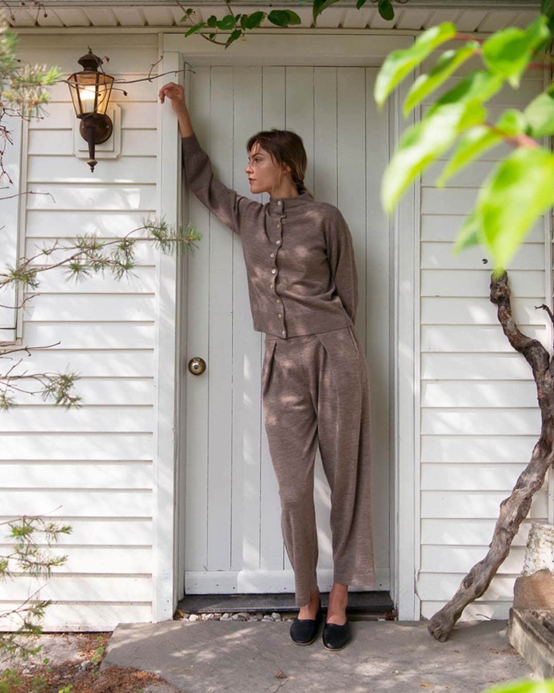 デミリーのインスタグラム：「A sweet set in soft yet light merino wool—Sona Cardigan paired with the Hesper Pant」