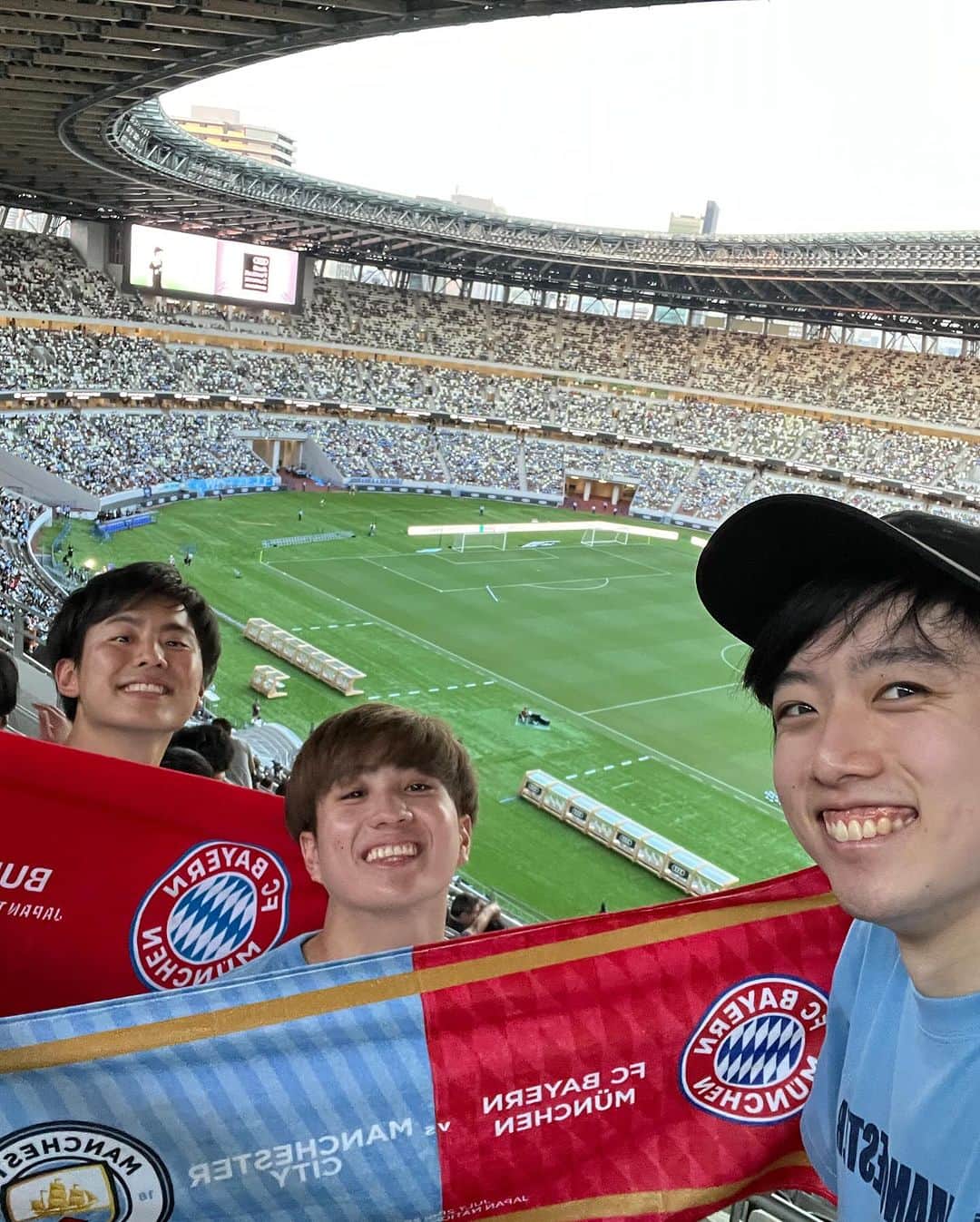 大塚稜馬のインスタグラム：「サッカー初観戦！ バイエルンvsマンC 前半と、バイエルンが追いついてからの展開めちゃくちゃおもろーでした、普段ゲームとテレビの中でしか見たことの無いスーパースター選手のプレイが見れて最高でした。 国立競技場も地味に初めて行ったのでめちゃ感動。   #mancity  #bayern」