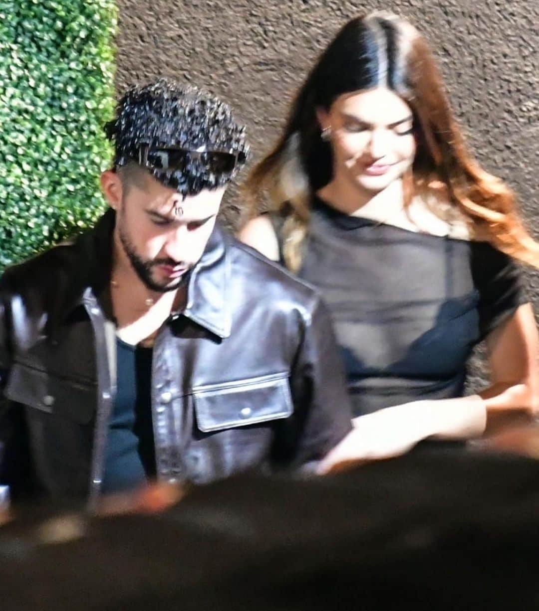 Just Jaredさんのインスタグラム写真 - (Just JaredInstagram)「Kendall Jenner and Bad Bunny are photographed together on a date night at Dave Chappelle's comedy show. See more photos of them together at JustJared.com! #KendallJenner #BadBunny Photos: Backgrid」8月2日 23時39分 - justjared