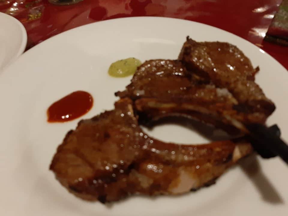 佐伯日菜子のインスタグラム：「ここの骨つきラム肉一生食べていたいくらい美味しかったし、梅のカレーもレモンのカレーも今まで食べたことない味した。 幸せな私の顔を添えて #ラムチョップ  #カレー #curry  #美味しい  #楽しい  #大好き」