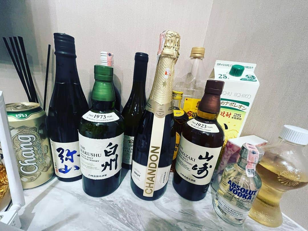 やまだひさしのインスタグラム：「禁酒日 タイでは年に数回お酒の提供も購入も一切できない日があり、昨日今日は呑兵衛の僕にはまさに苦行日。何処へ行っても売ってくれません&飲めませんw (まぁ裏技はあるでしょうが) 毎回入国時に一本ずつスーツケースに忍ばせて集めた酒達と共にこんな日は家飲みに限る。 #やまだひさし #ラジオ #DJ #タイ」