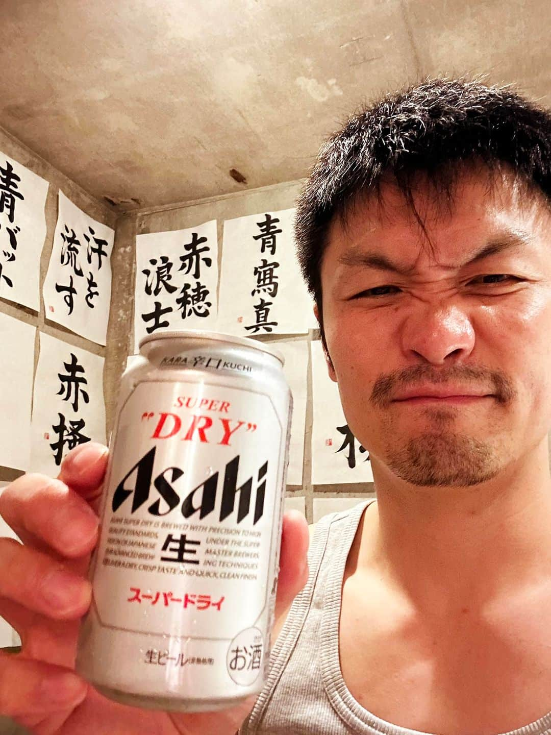 佐藤嘉洋さんのインスタグラム写真 - (佐藤嘉洋Instagram)「仕事終わりに書道部屋で缶ビールを1本栄養補給！ うまい！ 具鷲！」8月3日 0時02分 - yoshihirosato1981