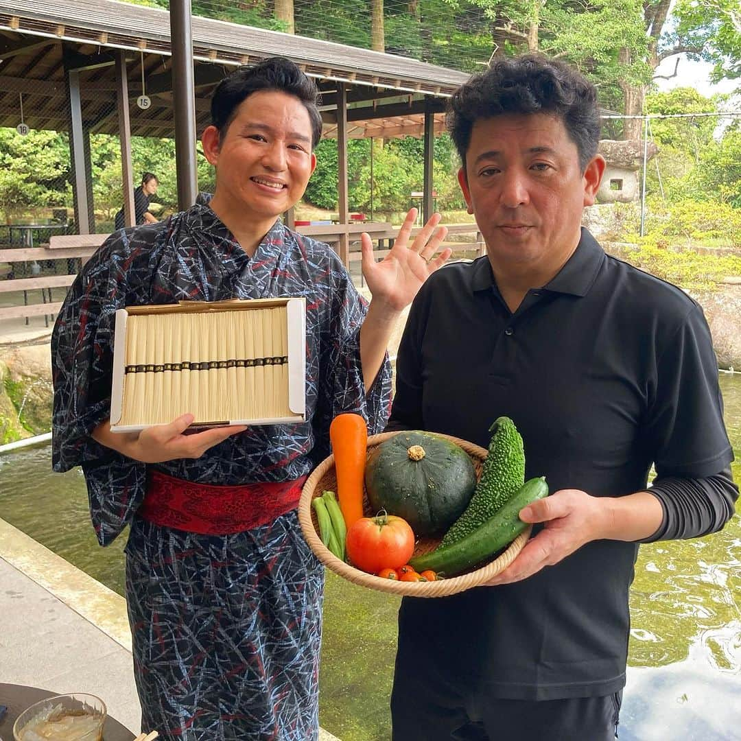 羽地政義のインスタグラム：「きょうのアサデス。7は 島原市にある「宇土出口そうめん流し」から 中継でお伝えしました✨ 島原の湧水に合わせた特注のそうめんは つるっとのどごしが良くてこの夏にピッタリ！ 涼を感じることができる最高のスポットでした🙌  #宇土出口そうめん流し#島原#長崎#そうめん流し#そうめん#島原手延べそうめん」