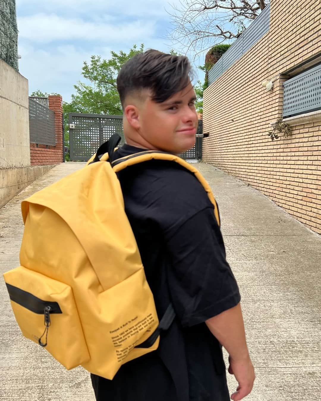 イーストパックのインスタグラム：「Our iconic Padded Pak'r in Storm Yellow rocked by @cols.marti  More on www.eastpak.com #builttoresist」