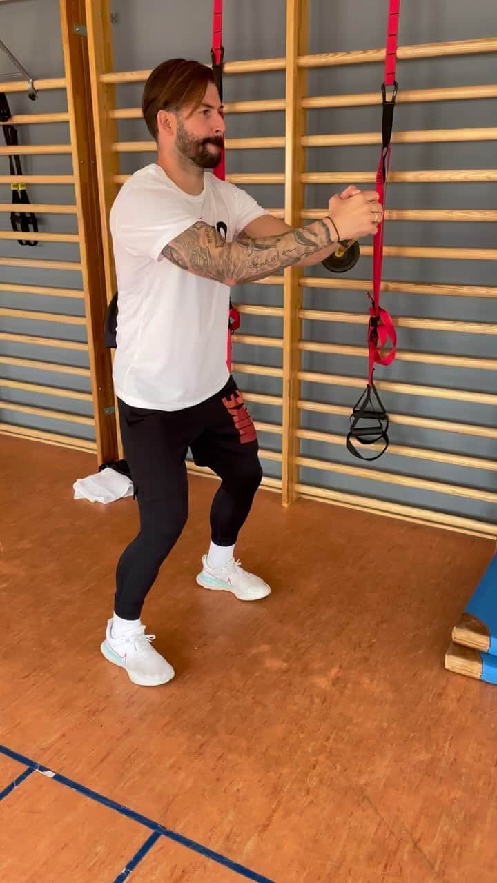 マルヴィン・プラッテンハルトのインスタグラム：「UpperBodyStrength-Session w/ @platte21_official 💪⚽️🔥 _______________ #athletiktraining #athletiktrainer #fussball #fussballfitness #fitnesstrainer #fitness #platte #hardworkpaysoff  🎥 by @hetty196」