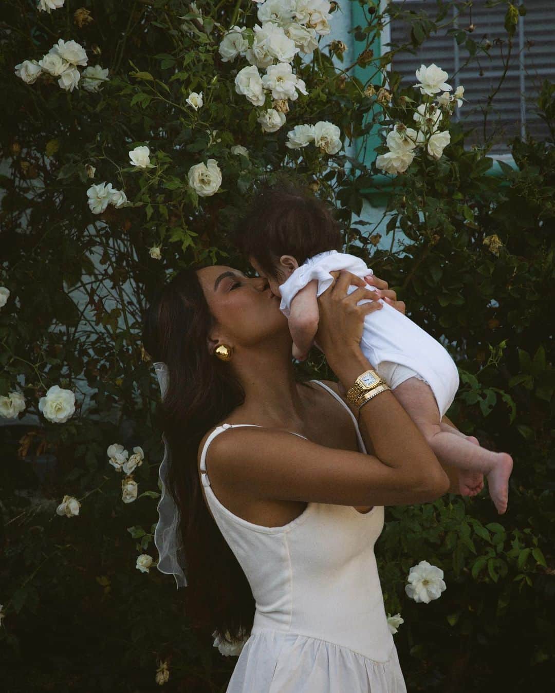 ジュリー・サリニャーナのインスタグラム：「My sweet little baby Matisse, the love of my life, thank you for the most beautiful 3 months of my life. 🤍🫶🏽」