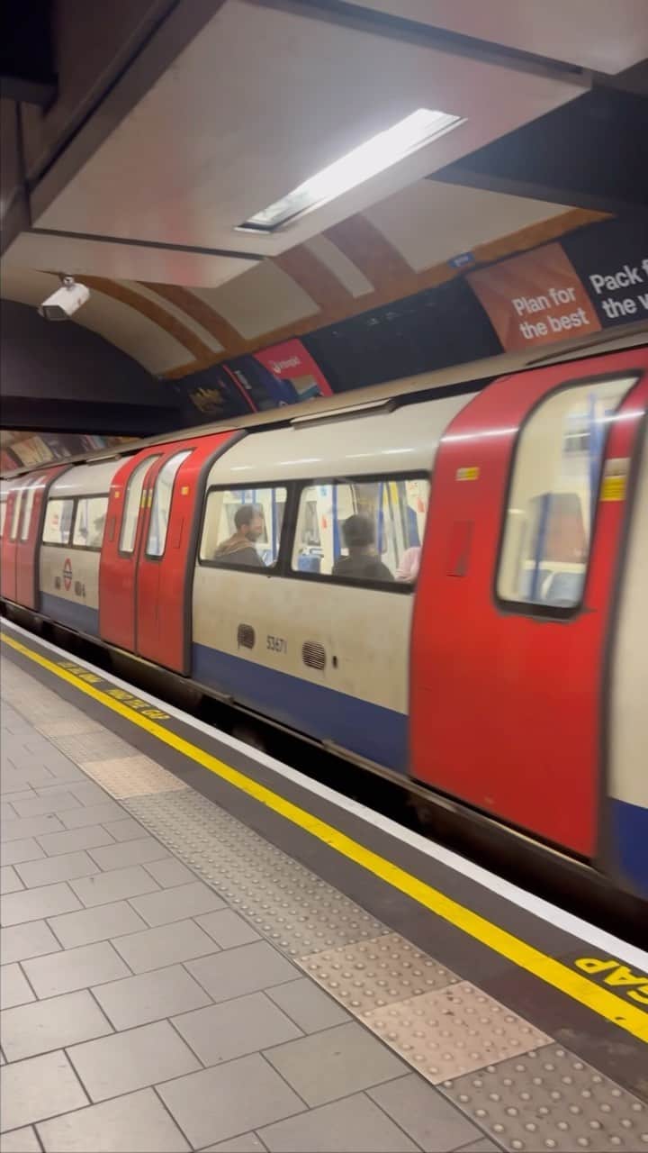 Sakuのインスタグラム：「✴︎ One week in London. ロンドンに来て、1週間🎞  ようやく時差ボケが落ち着いてきて、 一日の中でもころころ変わる、 気まぐれな天気にも慣れてきました。  夏だけど日本の秋みたいな気候で、 夜はむしろちょっと寒い？くらいです。  電車やバスに乗って、 郵便局で滞在許可証を受け取ったり スーパーやカフェや市場に行ってみたり。  最初は緊張感がありつつも、 一つ一つの経験がとても新鮮です💎  ロンドン中心部の公園 ”Hyde Park” には、 リスやキツネ、水辺に白鳥やアヒルがいたり🦢  大きな公園がたくさんあるので、 公園めぐりが楽しみの一つになりました。  まずは生活に慣れて、 街と自分の心をじっくり観察してみます👀」