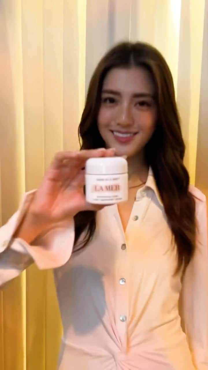 のインスタグラム：「Tip: When revealing exciting new Miracle Broth™ research to an exclusive group of VIPs always make sure there’s enough Crème de la Mer to go around.  At our celebration of skincare science at the world’s leading conference for dermatology in Singapore, there’s plenty for everyone.  #LaMer #LamerSkincare #MiracleBroth」