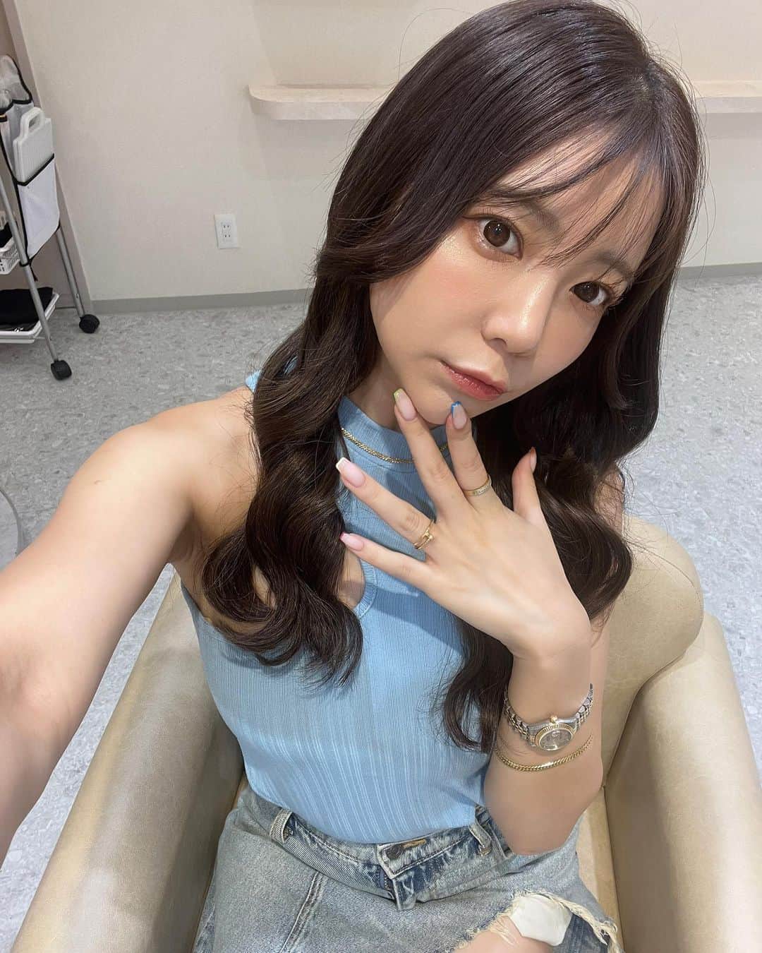 のインスタグラム：「ちょっと髪の毛変えたくなった❤︎ エクステつけてロングにイメチェン👩🏻 エクステって気分で髪の長さ変えれるから本当ありがたい そしてアンクのエクは毛質が最高に良い💜 私はいつも銀座店にいってるよ⛄️  @mei_no_insta0731  @ankhcross__official   いつもありがとうございます✨  私のショートとロングどちらが好き？」