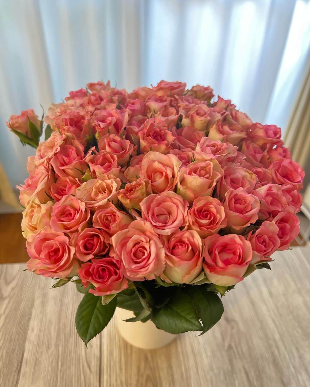 丹羽麻由美のインスタグラム：「🌹  8月に入りましたね🌴 連日の猛暑に加え、台風の影響を受けている地域の皆さん大丈夫でしょうか😭 熱中症も心配です。 どうかご無事でいてください。  私は、息子と過ごす初めての夏☀️ 暑すぎるのであまり外に連れて行けませんが、楽しんでいます😊  育児に関して、たくさん励ましのお言葉、メッセージをいただきありがたいです。  まだまだわからないことだらけですが、ゆっくり、息子と共に成長していきたいと思います😌  写真は…  先日突然家に届いた可愛いピンクの薔薇の花束💐  本当にびっくり😳  部屋が一気に明るくなりました✨ 可愛すぎる✨✨✨ @kouzukisaori サプライズありがとう🥹🙏❤️」