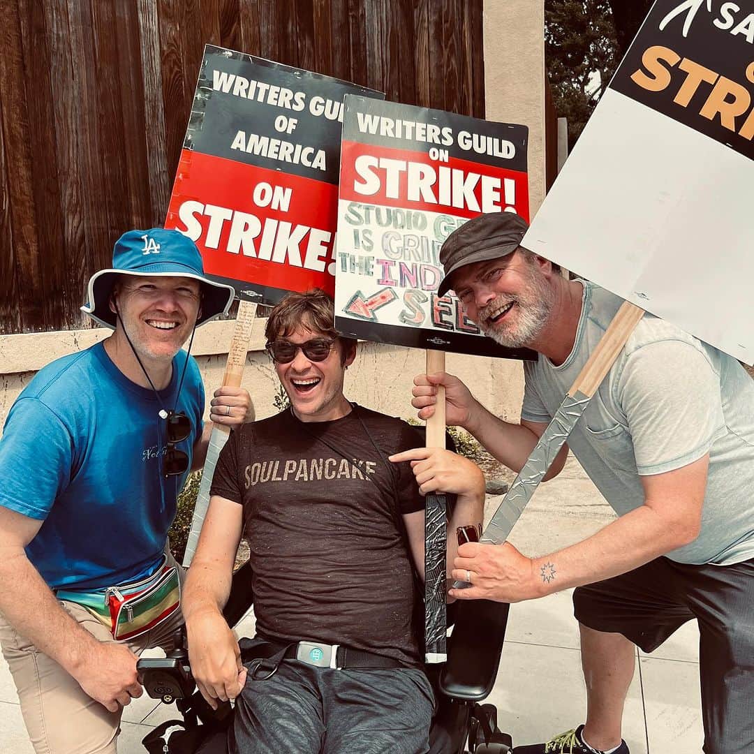 のインスタグラム：「Had a delightful meet-up on the picket lines with some old #SoulPancake creatives… @zach.anner and @bensheltonfilms. I’m thrilled the AMPTP called the WGA yesterday and asked for a sit-down. Maybe we make some progress…」