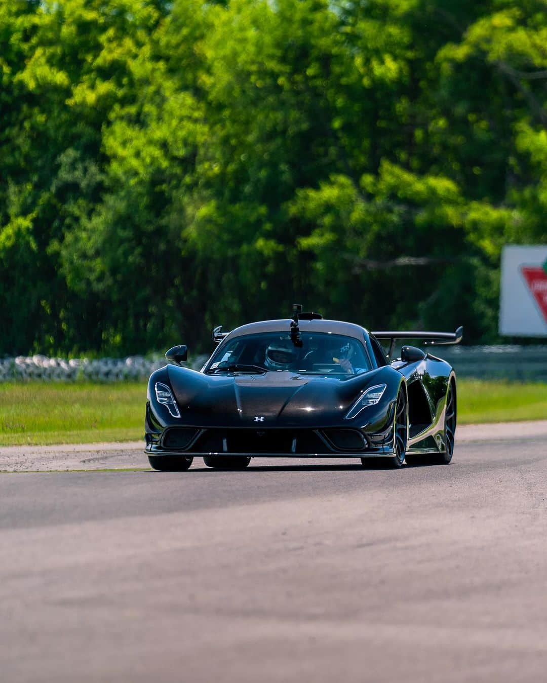 CarsWithoutLimitsさんのインスタグラム写真 - (CarsWithoutLimitsInstagram)「Black Mamba  . @hennesseyperformance  @grandtouringautos  . . . #hennesseyperformance #hennesseyvenomf5 #venomf5revolution #racecar #hennesseyvenomgt #americanhypercar #hypercar #trackcar #supercarsdaily」8月3日 0時27分 - carswithoutlimits