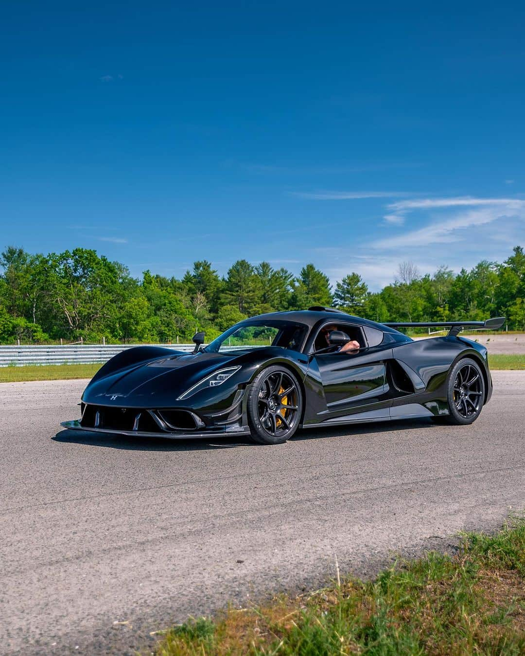 CarsWithoutLimitsのインスタグラム：「Black Mamba  . @hennesseyperformance  @grandtouringautos  . . . #hennesseyperformance #hennesseyvenomf5 #venomf5revolution #racecar #hennesseyvenomgt #americanhypercar #hypercar #trackcar #supercarsdaily」