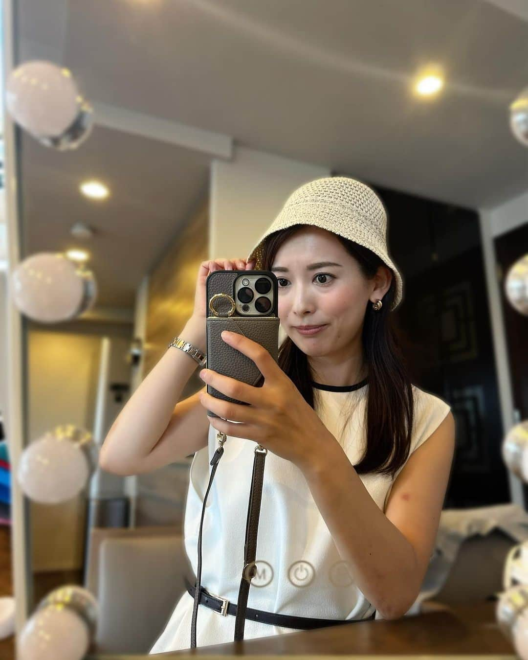 早川茉希さんのインスタグラム写真 - (早川茉希Instagram)「👩‍🏫👒 お洋服が好きなので本当に似合うものを知りたい❣️ と思い、はる奈さん @haruna_terakubo のサロンで 顔タイプ診断を受けてきました🥰  結果は、、エレガント🌼 大人っぽさの中に華やかさをプラスしたスタイルが似合うのだそう🤔 ただ、フェミニンとの間らへんだから メイクによって印象が変わるらしい！  帽子は、つば広めがベスト👒 ２枚目は、、 ぷぷぷと笑ってしまったほど似合わない〜🤣🤣笑  素材はツヤ感、ハリ感があるもの、 柄は大きめ、パキッとした色も似合うそうで 柄物や色物も挑戦してみたくなりました😍 新しい発見、嬉しい〜❣️ 迷った時の参考になる！！  アドバイスを受けて、 早速、帽子を新調🤭👒(pic9)  @chapeaud_o で人気の カサブランカを見に行ったけれど 折り畳めて洗えるこちらに🥹❤️ はる奈先生、いかがでしょうか🫣笑  カジュアルに寄せるならメイクを変えると良いそうなので はる奈さんのメイクレッスンも受けてみたいな💄🥹✨  #顔タイプ診断 #顔タイプエレガント #顔タイプフェミニン #パーソナルカラー #骨格診断 #メイクレッスン #プライベートサロン #良心価格でうれしい #ファッションに迷っている方にオススメ #可愛いわんちゃんに癒された🐶 #シャポードオー #👒🌻」8月3日 0時21分 - maki_hayakawa