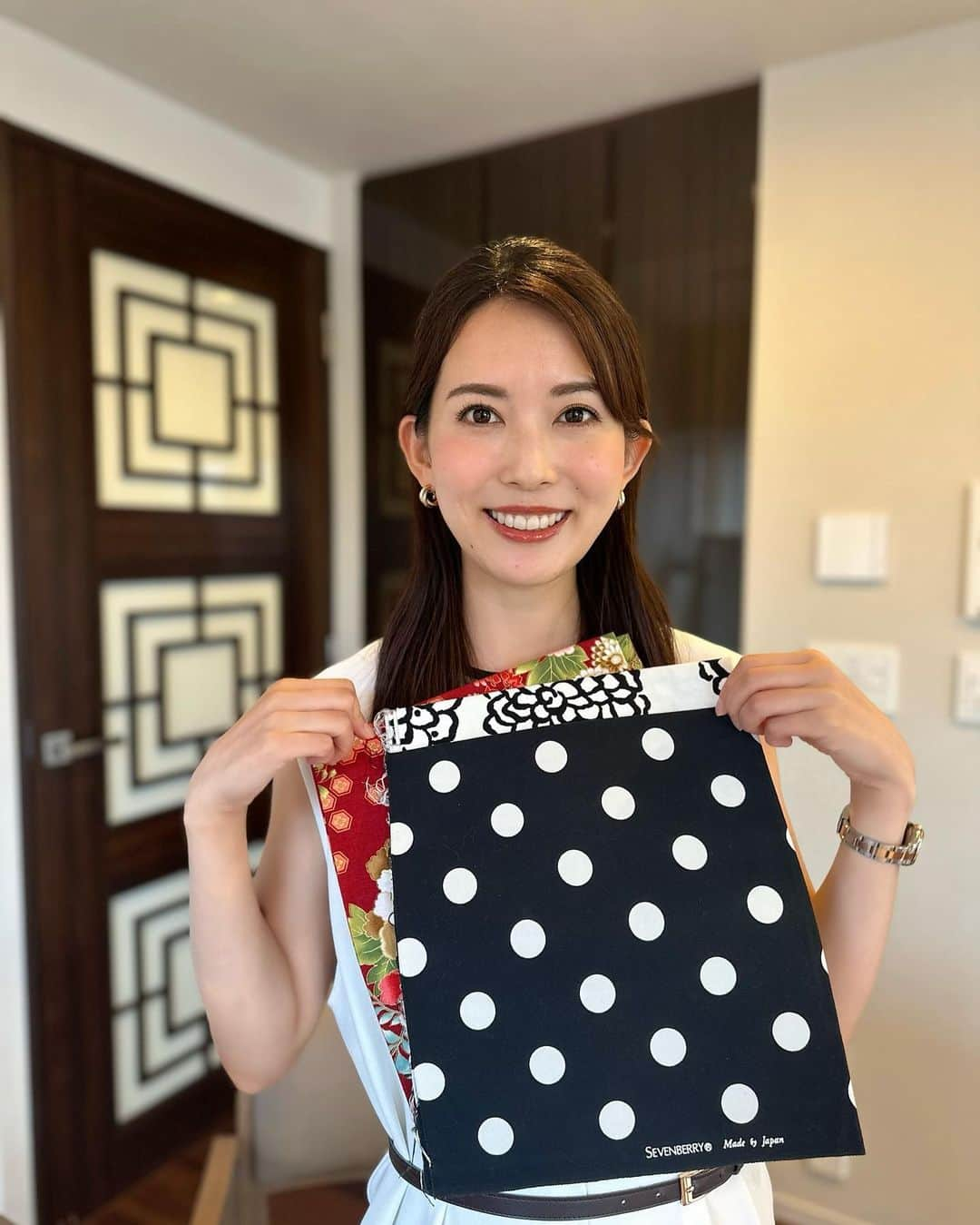 早川茉希さんのインスタグラム写真 - (早川茉希Instagram)「👩‍🏫👒 お洋服が好きなので本当に似合うものを知りたい❣️ と思い、はる奈さん @haruna_terakubo のサロンで 顔タイプ診断を受けてきました🥰  結果は、、エレガント🌼 大人っぽさの中に華やかさをプラスしたスタイルが似合うのだそう🤔 ただ、フェミニンとの間らへんだから メイクによって印象が変わるらしい！  帽子は、つば広めがベスト👒 ２枚目は、、 ぷぷぷと笑ってしまったほど似合わない〜🤣🤣笑  素材はツヤ感、ハリ感があるもの、 柄は大きめ、パキッとした色も似合うそうで 柄物や色物も挑戦してみたくなりました😍 新しい発見、嬉しい〜❣️ 迷った時の参考になる！！  アドバイスを受けて、 早速、帽子を新調🤭👒(pic9)  @chapeaud_o で人気の カサブランカを見に行ったけれど 折り畳めて洗えるこちらに🥹❤️ はる奈先生、いかがでしょうか🫣笑  カジュアルに寄せるならメイクを変えると良いそうなので はる奈さんのメイクレッスンも受けてみたいな💄🥹✨  #顔タイプ診断 #顔タイプエレガント #顔タイプフェミニン #パーソナルカラー #骨格診断 #メイクレッスン #プライベートサロン #良心価格でうれしい #ファッションに迷っている方にオススメ #可愛いわんちゃんに癒された🐶 #シャポードオー #👒🌻」8月3日 0時21分 - maki_hayakawa