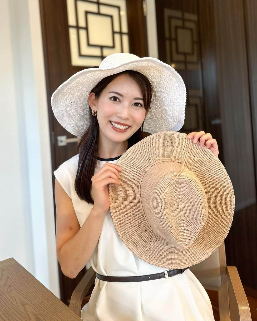 早川茉希さんのインスタグラム写真 - (早川茉希Instagram)「👩‍🏫👒 お洋服が好きなので本当に似合うものを知りたい❣️ と思い、はる奈さん @haruna_terakubo のサロンで 顔タイプ診断を受けてきました🥰  結果は、、エレガント🌼 大人っぽさの中に華やかさをプラスしたスタイルが似合うのだそう🤔 ただ、フェミニンとの間らへんだから メイクによって印象が変わるらしい！  帽子は、つば広めがベスト👒 ２枚目は、、 ぷぷぷと笑ってしまったほど似合わない〜🤣🤣笑  素材はツヤ感、ハリ感があるもの、 柄は大きめ、パキッとした色も似合うそうで 柄物や色物も挑戦してみたくなりました😍 新しい発見、嬉しい〜❣️ 迷った時の参考になる！！  アドバイスを受けて、 早速、帽子を新調🤭👒(pic9)  @chapeaud_o で人気の カサブランカを見に行ったけれど 折り畳めて洗えるこちらに🥹❤️ はる奈先生、いかがでしょうか🫣笑  カジュアルに寄せるならメイクを変えると良いそうなので はる奈さんのメイクレッスンも受けてみたいな💄🥹✨  #顔タイプ診断 #顔タイプエレガント #顔タイプフェミニン #パーソナルカラー #骨格診断 #メイクレッスン #プライベートサロン #良心価格でうれしい #ファッションに迷っている方にオススメ #可愛いわんちゃんに癒された🐶 #シャポードオー #👒🌻」8月3日 0時21分 - maki_hayakawa