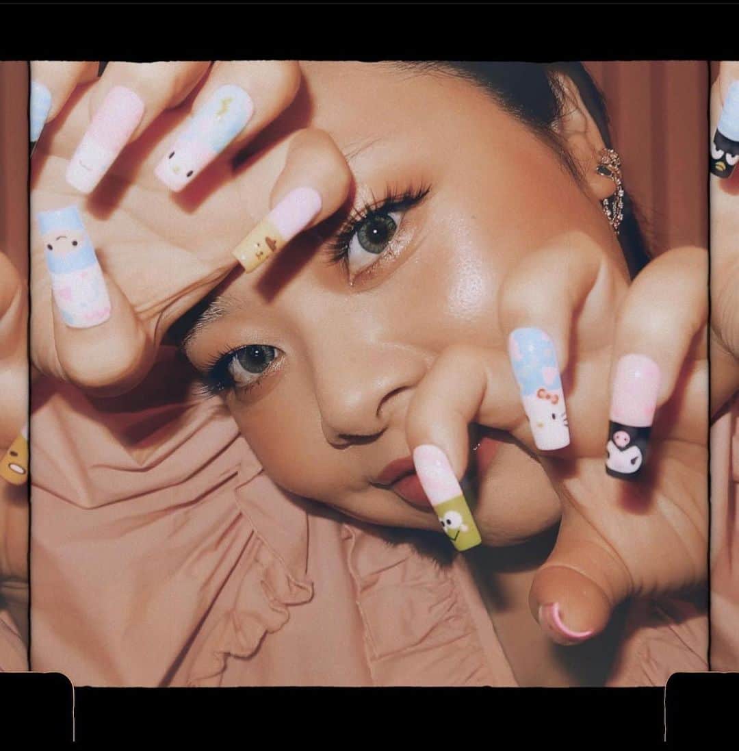 Mei Kawajiriのインスタグラム：「𝕊𝔸ℝ𝕀𝕆 𝕒𝕝𝕝 𝕤𝕥𝕒𝕣𝕤 custom nails for @watanabenaomi703 ❣️🩵💚💙🤍💕なおみちゃんに、サンリオネイルを作ったよん🩷輪郭がなくてもどのキャラかわかるってやっぱりサンリオってすごいね😍🩵」