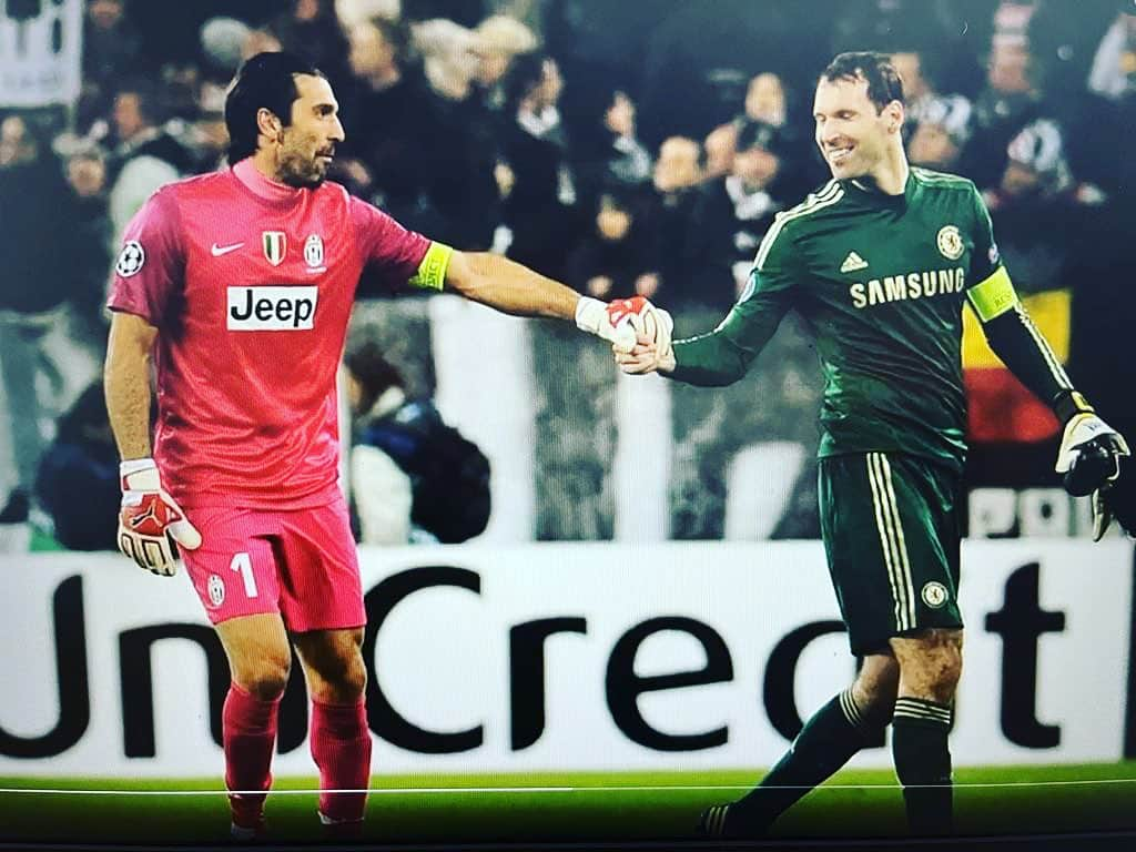 ペトル・チェフさんのインスタグラム写真 - (ペトル・チェフInstagram)「Legendary career , legendary goalkeeper and above all a top man !!! 👏🏻👏🏻 enjoy the retirement and the new role ! It has been a pleasure to have played against you and watch you play ! ⚽️🧤🧤 @gianluigibuffon」8月3日 0時31分 - petrcech