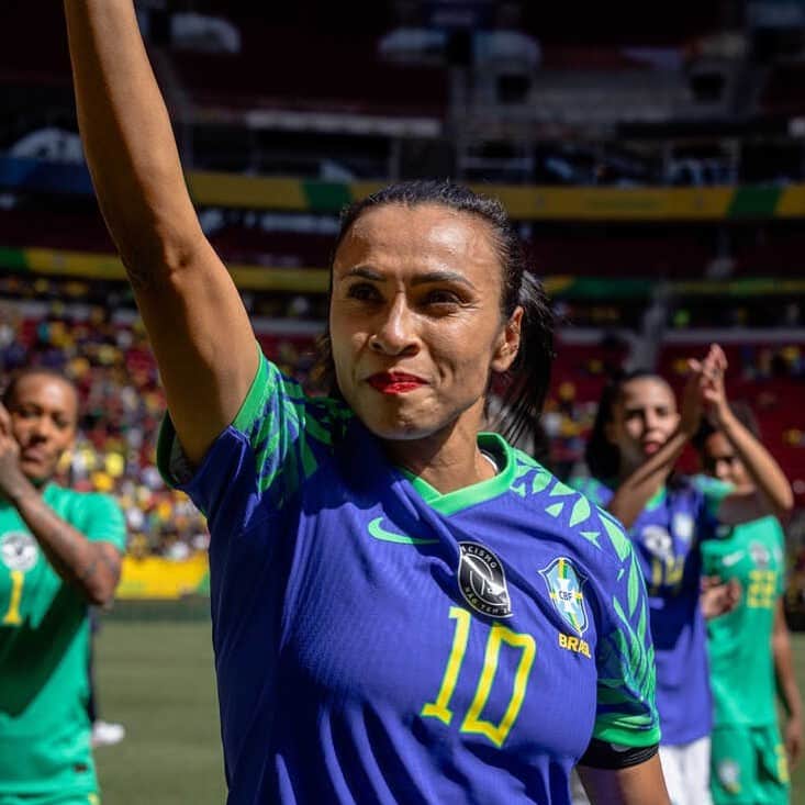 ペレのインスタグラム：「Rainha Marta, temos certeza que hoje o Rei Pelé estaria muito triste, mas faria questão de lhe escrever pessoalmente, como fez tantas outras vezes. A Pelé Foundation expressa a sua admiração eterna pela pessoa que você é.  Você abriu portas para tantas outras mulheres buscarem seu espaço, não somente no Brasil, mas no mundo inteiro. Não somente no futebol, mas em várias outras profissões. Parabéns pela sua última Copa do Mundo. Você é referência para todos que amam o esporte. Sua grandeza é digna do número 10. . Queen Marta, we are sure that today King Pelé would be very sad, but he would insist on writing to you personally, as he has done so many other times. The Pelé Foundation expresses its undying admiration for the person you are. You opened doors for so many other women to seek their space, not only in Brazil, but all over the world. Not only in football, but in many other professions. Congratulations on your last World Cup. You are a reference for everyone who loves the sport. Its greatness is worthy of the number 10.」