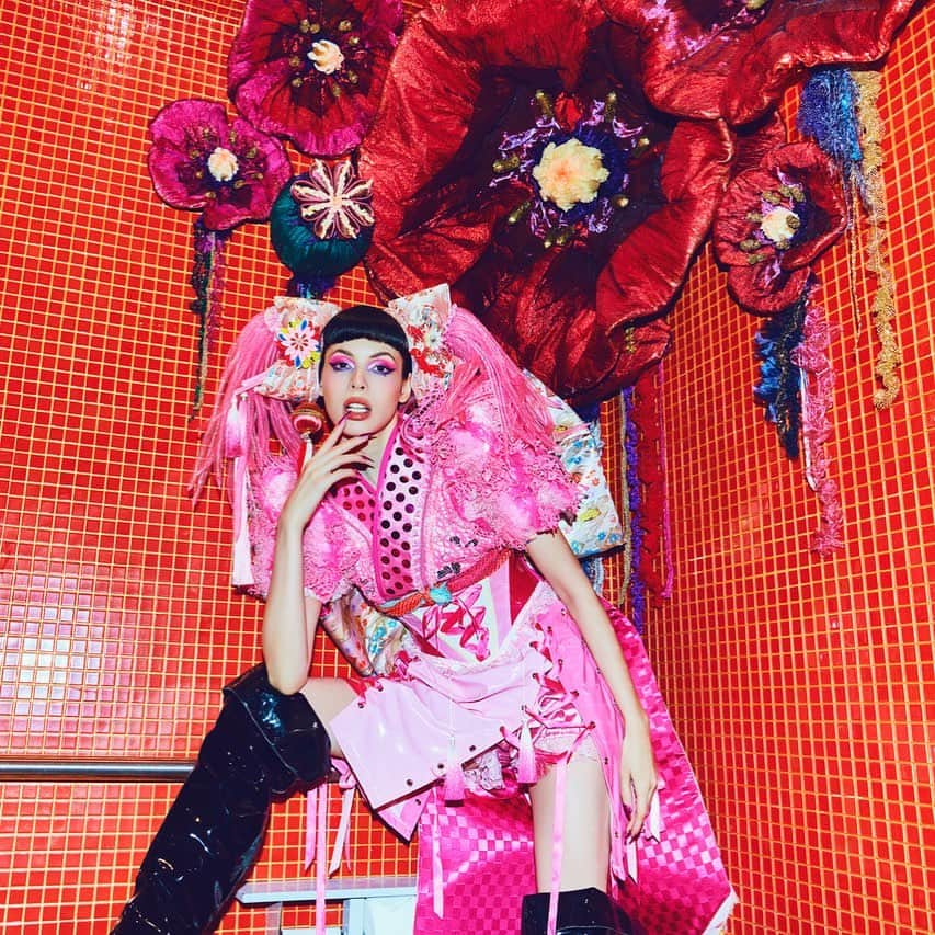 増田セバスチャンのインスタグラム：「Key visual for @sushidelic.nyc  🌹 Co-direction and Styling: Sho Konishi Photography: Naoyasu Mera Makeup: Juna Uehara Hair: Kumi Hirano Model: Charlotte Kemp Muhl Costume: FANTASTIC! #sebastianmasuda #増田セバスチャン #sushidelic」