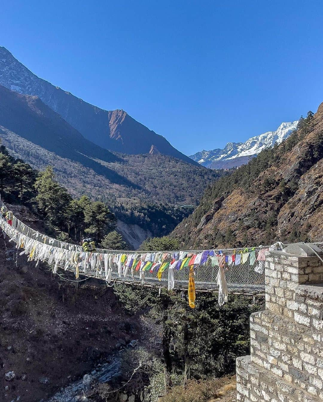 オスプレーさんのインスタグラム写真 - (オスプレーInstagram)「Gabaccia Moreno doesn't only move mountains – she scales them. Following her journey to Everest Base Camp with Native Women's Wilderness, the multi-hyphenate creative and outdoor advocate recounted the awe-inspiring summit to our team at Osprey.   An experience full of perseverance, self-realization, and triumph, read Gabbacia's entire Journey to Everest Base Camp via the link in our Stories  #OspreyPacks」8月3日 0時34分 - ospreypacks