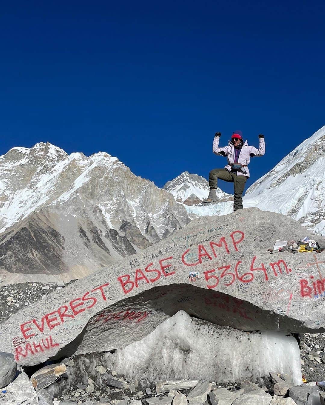 オスプレーのインスタグラム：「Gabaccia Moreno doesn't only move mountains – she scales them. Following her journey to Everest Base Camp with Native Women's Wilderness, the multi-hyphenate creative and outdoor advocate recounted the awe-inspiring summit to our team at Osprey.   An experience full of perseverance, self-realization, and triumph, read Gabbacia's entire Journey to Everest Base Camp via the link in our Stories  #OspreyPacks」