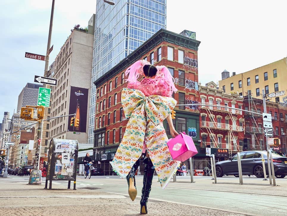 増田セバスチャンさんのインスタグラム写真 - (増田セバスチャンInstagram)「Key visual for @sushidelic.nyc  🛸 Co-direction and Styling: Sho Konishi Photography: Naoyasu Mera Makeup: Juna Uehara Hair: Kumi Hirano Model: Charlotte Kemp Muhl Costume: FANTASTIC! #sebastianmasuda #増田セバスチャン #sushidelic」8月3日 0時46分 - sebastian_masuda