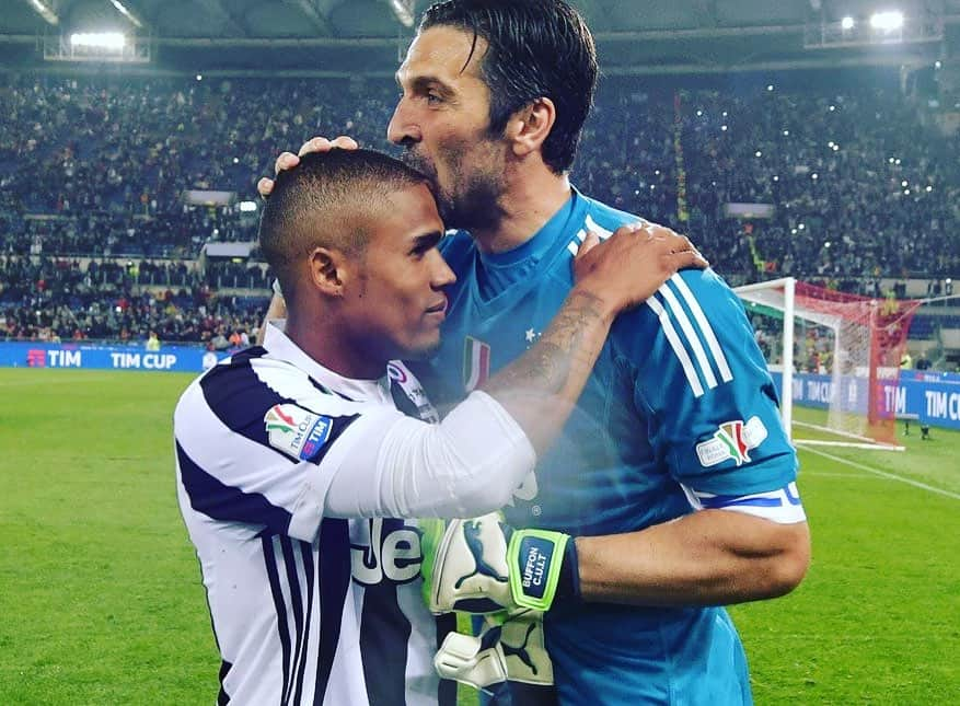 ダグラス・コスタのインスタグラム：「Gigi foi uma grande honra aprender contigo campeão!!   Um grande abraço e sucesso para o que estar por vir @gianluigibuffon」