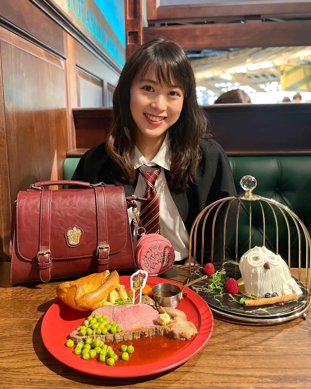 藤本真未のインスタグラム：「* 📍ワーナー ブラザース スタジオツアー東京 * お昼はバックロットカフェで😋🍴 ✔︎グリフィンドールプレート ✔︎ヘドウィグケーキ をいただきました🦉✨ * ハリポタ投稿一旦ラスト❤️💛💚💙 * #ワーナーブラザーズスタジオツアー東京 #ハリーポッター #HarryPotter #ハリポタ #メイキングオブハリーポッター #TheMakingofHarryPotter #豊島園 #としまえん #ハリポタコーデ #ハリポタツアー #グリフィンドール」