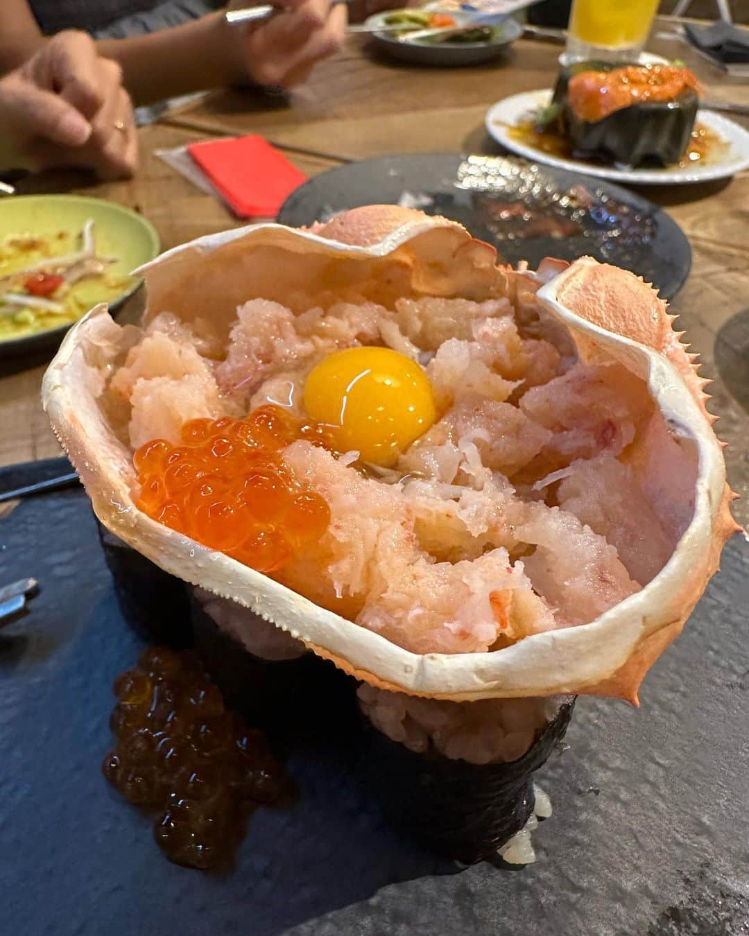 イトウジュン（タイ料理研究家）さんのインスタグラム写真 - (イトウジュン（タイ料理研究家）Instagram)「渋谷高架下【スシブヤ】　@sushibuya_stream  で絶対飲むのは 『まんま果樹ったレモンサワー』これ飲んじゃうと他のサワーが飲めなくなるフレッシュなフルーツの香りと味たまらない〜 オレンジ🍊やグレープフルーツなど、季節限定も色いろあります！  コスパ最強すぎる寿司居酒屋 女子会は常にここ 大食い女子と大酒飲みの集まる会はコスパ重視、でもお寿司は新鮮で美味しくないとね🤤✨🍣 インドから一時帰国中のけいちゃんお帰り会✨✨ このメンバーは食べる量と飲む量がやばい😅　でもここはお財布に優しいから安心 写真見てね　食べてる量やばい 創作寿司食べまくり、飲みまくりで、一人6000円くらいでした😊✨✨👍  #渋谷ストリーム #渋谷高架下 #美女友図鑑  #美人が集まる #寿司居酒屋 #コスパ最強 #深夜営業 #渋谷二次会 #スシスタグラム  #コスパ寿司  #渋谷居酒屋  #渋谷グルメ  #寿司好きな人と繋がりたい  #エビカニ合戦  #エビカニいくら  #マグロ中落ち #ウニいくら #大食い女子 #大酒飲み #お財布に優しい #食べまくり #まんま果樹った  #生搾りレモンサワー #生搾りグレープフルーツサワー」8月3日 0時43分 - junito.13