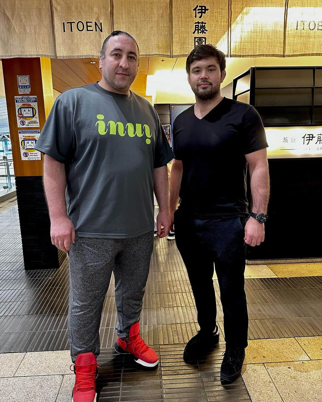 ウルフ・アロンのインスタグラム：「空港で柔道🥋東京オリンピック金メダリスト🥇100kg級のウルフアロン選手と🤝  ワールドマスターズ大会ハンガリーで頑張って下さい🔥  #栃ノ心　#ウルフアロン　#柔道　#sumo #judo  #champion #japan #wolfaaron #japanjudo #tochinoshin #sumo #Georgia #olimpica」