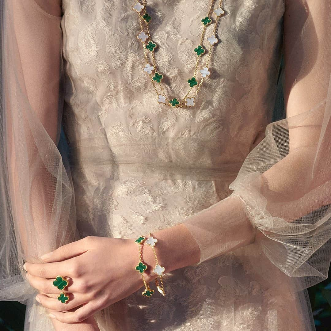 ヴァンクリーフ&アーペルさんのインスタグラム写真 - (ヴァンクリーフ&アーペルInstagram)「Take a moment to admire the Alhambra creations, a symbol of luck since 1968. These jewelry pieces highlight the radiance of the summer season with a harmonious selection of ornamental stones.   Styling: @guidovoss & @gaspardyurkievich Photographer: @estellehanania   #VCAsummer #VanCleefArpels #VCAalhambra」8月3日 0時54分 - vancleefarpels