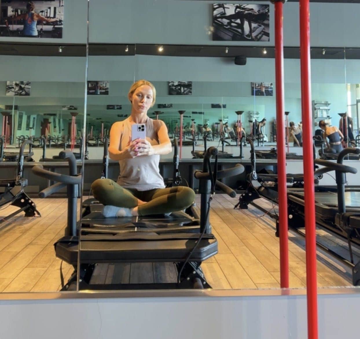 ニッキー・ベンツのインスタグラム：「I’ve been taking Pilates again after my breast surgery. It’s hard to get back to it, but feels so good to be back. Be your own motivational speaker when you need that extra push. 🫶🏽」