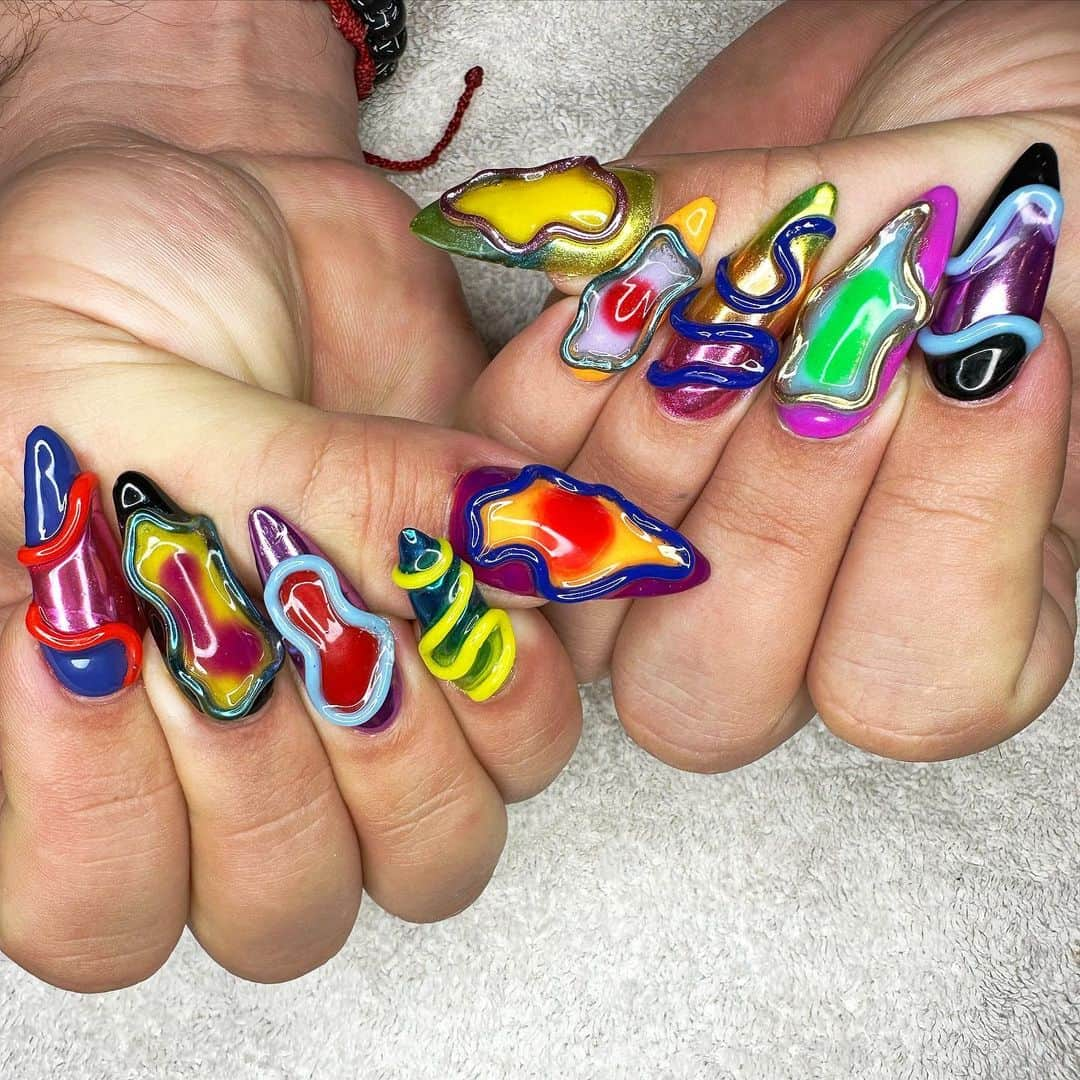 安田直美のインスタグラム：「🩷🪐🐥🦄🦋🦖🌎🌈  @deetrannybear  #3dnails #gelxnails」