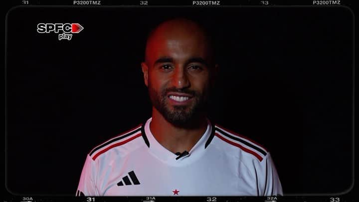 ルーカス・ロドリゲス・モウラ・ダ・シルヴァのインスタグラム：「Ele respondeu ao coração.  @lucasmoura7 voltou para casa.  #RespondeAoCoração ♥️🤍🖤 #VamosSãoPaulo 🇾🇪」