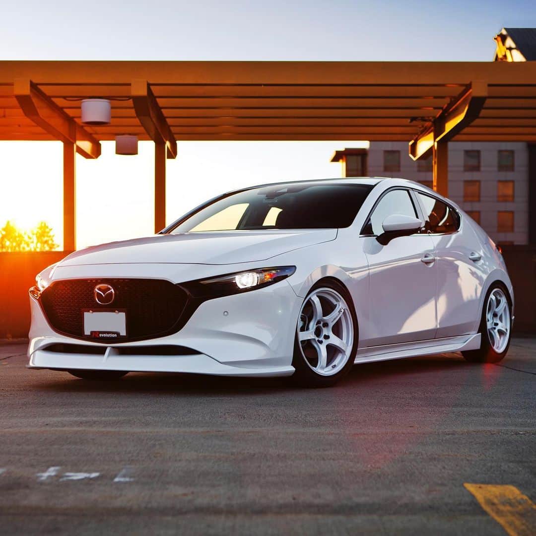 MAZDA Canadaのインスタグラム：「The #Mazda3 in all its golden hour glory. #MazdaCanada #MazdaPhotoHub 🔴 La #Mazda3 dans toute sa splendeur. #MazdaPhotoCommunauté  📷: @kevinyongphoto」