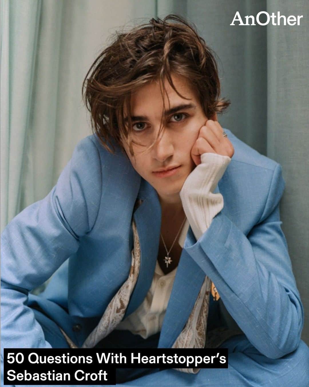 AnOther Magazineのインスタグラム：「Controversially, actor @sebastiancroft admits he likes pineapple on pizza 🍍  You’ll no doubt recognise him and his floppy Hugh Grant hair from Heartstopper, Netflix’s hit boy-meets-boy series, in which he plays the show’s homophobic – but sexually-confused – anti-hero, Ben.  This week, Heartstopper’s highly anticipated second season arrives on our TV screens – but will Ben get his redemption? Or will he continue to project his own self-loathing onto the people around him?  Only time will tell, but for now, read  @ted_stansfield's 50 questions with him through the link in our bio 📲  📷 Courtesy @sebastiancroft」