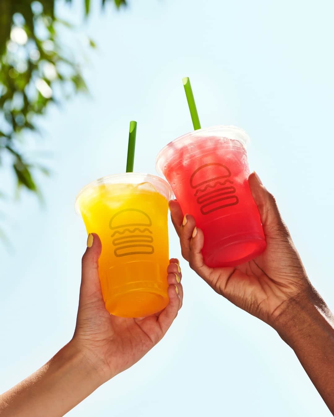 SHAKE SHACKさんのインスタグラム写真 - (SHAKE SHACKInstagram)「Cheers to another month of summer ☀️  P.S. Did you know our summer lemonades can be ordered caffeinated for an extra boost?」8月3日 1時01分 - shakeshack