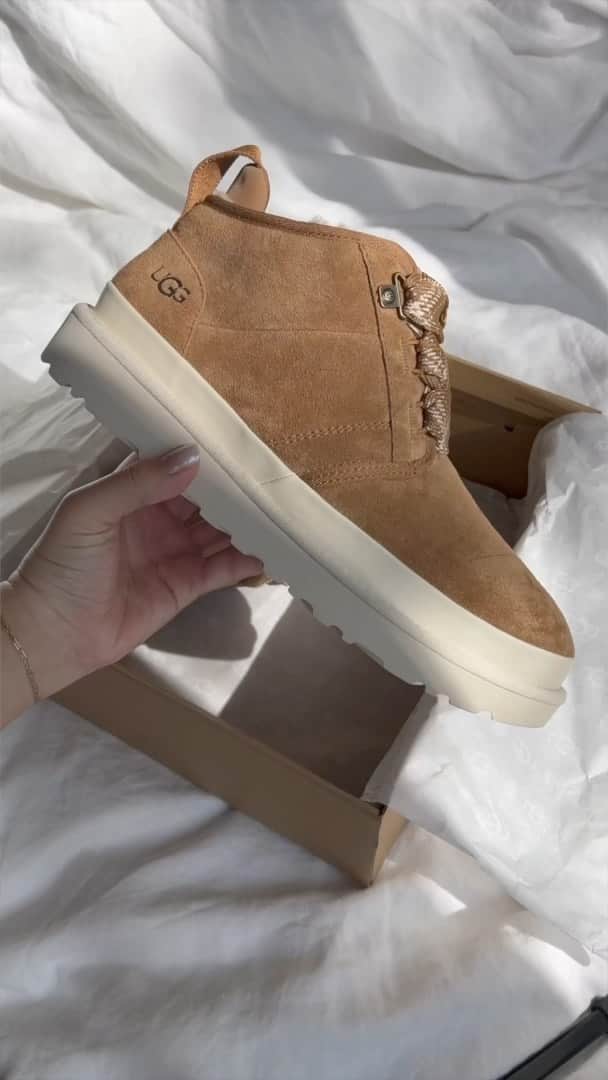 アグのインスタグラム：「LOOK. AT. THESE. 👀  It’s time for the Neumel FT to shine. Comment 👀 if you’re looking.   #UGG #FeelsLikeUGG」