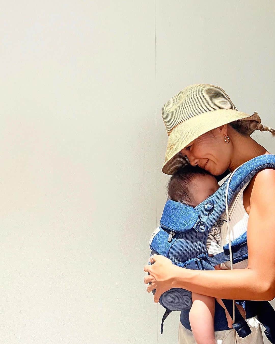 SAWAのインスタグラム：「帰省の思い出甥っ子編👶  少し長めの夏休みのはずが🥹🥹🥹 台風6号によりだいぶ長めの夏休みになりました。  こんなに地元に居るのは 移住してからはじめて😳！！！  今回は、 産まれた時からずっとiPhone越しで見ていた 甥っ子にやっとやっと会えました🩷😭🩷  甥っ子姪っ子を愛でてる皆んなの気持ちが ほんとにほんとによーーーーーく分かった😮‍💨  出逢ってくれて、🧑🏽 産んでくれて🤱 産まれて来てくれて💫 ありがとう❤️‍🔥😭❤️‍🔥  あと数日でまた画面越しになると思うと寂しい気持ちだけど、 これからの成長が楽しみで仕方ない🫶💓🔥💫  そんな甥っ子との名場面を投稿🥹🥹( 記録用 )  #宮古島移住#横須賀#甥っ子#夏休み#大人の夏休み」
