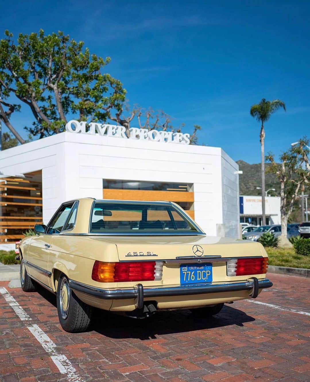 オリバーピープルズのインスタグラム：「California personified. A vintage #Mercedes seen outside the Malibu boutique. ⁠」