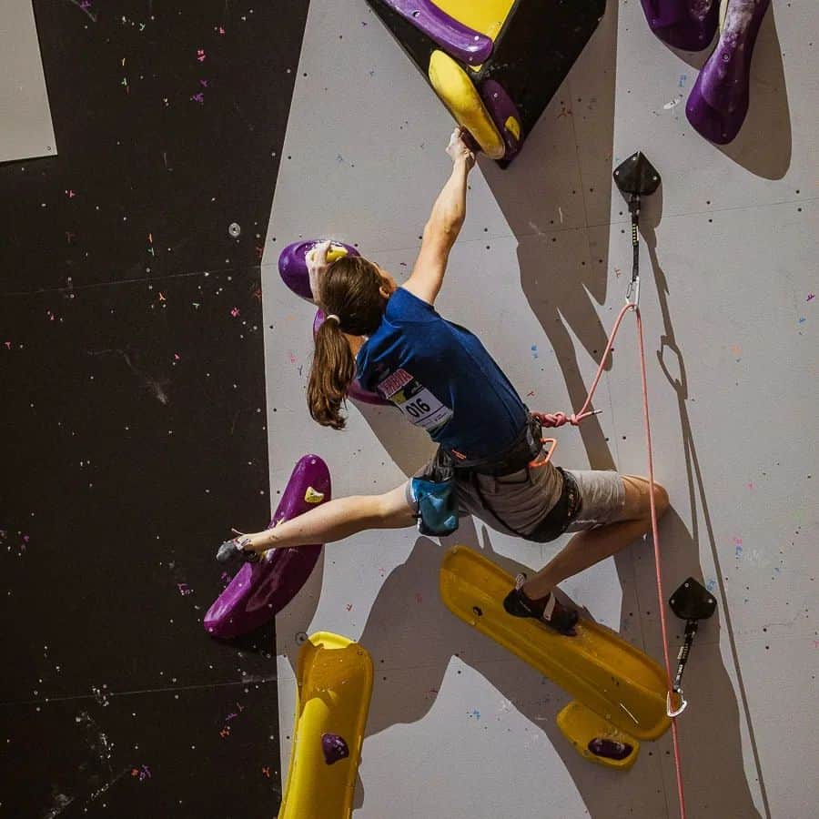 スターシャ・ゲージョのインスタグラム：「Shots by @vanessa_winter07 from today's lead qualification.  Doing my best to fit in all the required positions 🙌🏼 💃 Progressed to semifinals. Tomorrow bouldering. #berntoclimb @climbingbern2023 @unparallelup @trangoworldofficial @tokyo_powder_germany」