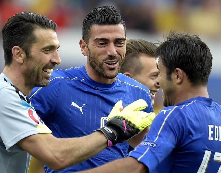 のインスタグラム：「Grazie per tutto quello che hai fatto per il Calcio @gianluigibuffon. Sono arrivato in nazionale e mia hai ricevuto con un vero e proprio Capitano!! Grazie dei insegnamenti e parole, non le dimenticherò mai!! In bocca lupo per il futuro!! GIGI N1🇮🇹🤝🇧🇷  Obrigado por tudo o que você fez para o futebol @gianluigibuffon. Quando cheguei na seleção, você me recebeu como um verdadeiro capitão. Obrigado pelos ensinamentos e palavras, não vou esquecer nunca! Boa sorte para seu futuro! 🇧🇷🤝🇮🇹」