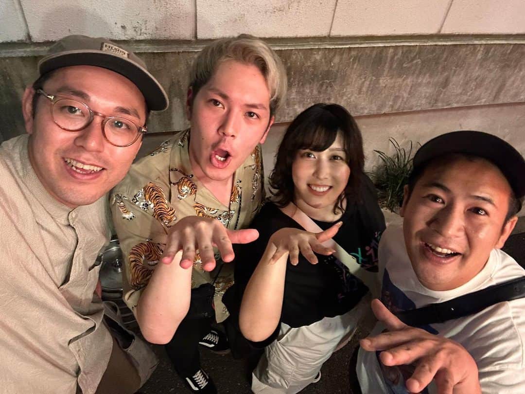笹本はやてさんのインスタグラム写真 - (笹本はやてInstagram)「最近の思い出。  オズワルド畠中さん:この日畠中さんが何回写真を撮っても顔がキモく写ってしまったために何度も撮り直した。結局盛れずにエンド。 3時のヒロインゆめっちさん:3年ぶりに会った。あの頃、大の仲良しだった。帰ってきてくれて嬉しい。ただLINEで「今度誘うね！絶対！」って言うけど誘ってこないのはなぜ。 コットンきょんさん:1番会ってる先輩。狂ったように焼肉とかビビンバ食べたあとに「最後冷麺食べようかなぁ。でも太るよなぁ」って時すでに遅しの悩みしてた。 ダンビラムーチョ大原さん:大好き。けど小さすぎるのに短パンめっちゃ履くから一緒に行くと店員さんに舐められてオーダーシカトされる。 マユリカ中谷さん:アニメ詳しいからアニソンイントロクイズ出してあげたらほとんど答えられなくて「そんなの出すな」ってゲスギレしてた。 素敵じゃないか吉野さん:他人のツイートでおもしろくなさすぎるとキレる傾向にある。「どついたろかなと思った」ぐらいまで言う。 エルフはる:たぶん好きな人の前だとかわいい。 岡田さん:童貞だと思ってたら童貞じゃなかった人。「意外とモテるで」の目が潤んでたのはどうしてだろう。 南:同期。芸人辞める前はあんまり仲良くなかった。辞めてからの方が仲良い。お互い大人になった。めっちゃ俺年上だけど。 鳥山:かつて合コンで来た女の子に「日本酒と塩めっちゃ合うから舐めてみる？」という奇妙奇天烈ムーブを起こしたことにより場を冷めさせて以来2度と合コンに呼んでいない同期。 めぞん吉野:靴下を別々の履いてくる、軽めの遅刻多い、俺のラップのリリースパーティに来ると言って来ない、といった軽めのおドジ行動が多いガキ。でもお金持ってるから仲良くしてる。ラップはうまい。意外とゲラ。 令和ロマンくるま:「笹本さんいつでもぼくん家来てくださいよ！」と言うわりに一度も誘ってこない。遅刻もする。卑劣極まりない下衆人間。しかし俺の主催ライブで何度も助けられるお笑いだけができる人間。」8月3日 1時16分 - naturehayate