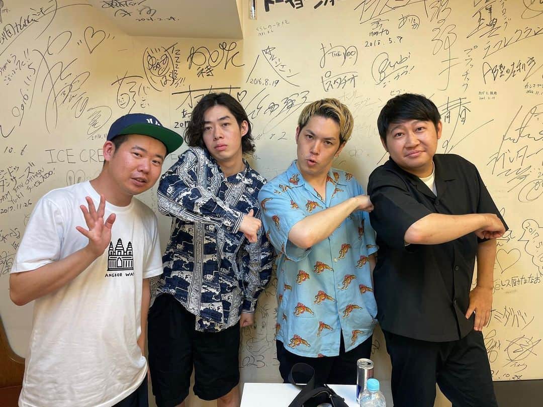 笹本はやてさんのインスタグラム写真 - (笹本はやてInstagram)「最近の思い出。  オズワルド畠中さん:この日畠中さんが何回写真を撮っても顔がキモく写ってしまったために何度も撮り直した。結局盛れずにエンド。 3時のヒロインゆめっちさん:3年ぶりに会った。あの頃、大の仲良しだった。帰ってきてくれて嬉しい。ただLINEで「今度誘うね！絶対！」って言うけど誘ってこないのはなぜ。 コットンきょんさん:1番会ってる先輩。狂ったように焼肉とかビビンバ食べたあとに「最後冷麺食べようかなぁ。でも太るよなぁ」って時すでに遅しの悩みしてた。 ダンビラムーチョ大原さん:大好き。けど小さすぎるのに短パンめっちゃ履くから一緒に行くと店員さんに舐められてオーダーシカトされる。 マユリカ中谷さん:アニメ詳しいからアニソンイントロクイズ出してあげたらほとんど答えられなくて「そんなの出すな」ってゲスギレしてた。 素敵じゃないか吉野さん:他人のツイートでおもしろくなさすぎるとキレる傾向にある。「どついたろかなと思った」ぐらいまで言う。 エルフはる:たぶん好きな人の前だとかわいい。 岡田さん:童貞だと思ってたら童貞じゃなかった人。「意外とモテるで」の目が潤んでたのはどうしてだろう。 南:同期。芸人辞める前はあんまり仲良くなかった。辞めてからの方が仲良い。お互い大人になった。めっちゃ俺年上だけど。 鳥山:かつて合コンで来た女の子に「日本酒と塩めっちゃ合うから舐めてみる？」という奇妙奇天烈ムーブを起こしたことにより場を冷めさせて以来2度と合コンに呼んでいない同期。 めぞん吉野:靴下を別々の履いてくる、軽めの遅刻多い、俺のラップのリリースパーティに来ると言って来ない、といった軽めのおドジ行動が多いガキ。でもお金持ってるから仲良くしてる。ラップはうまい。意外とゲラ。 令和ロマンくるま:「笹本さんいつでもぼくん家来てくださいよ！」と言うわりに一度も誘ってこない。遅刻もする。卑劣極まりない下衆人間。しかし俺の主催ライブで何度も助けられるお笑いだけができる人間。」8月3日 1時16分 - naturehayate